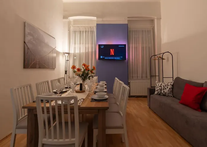 Fannipanni Joyful 3bdr In Palace District